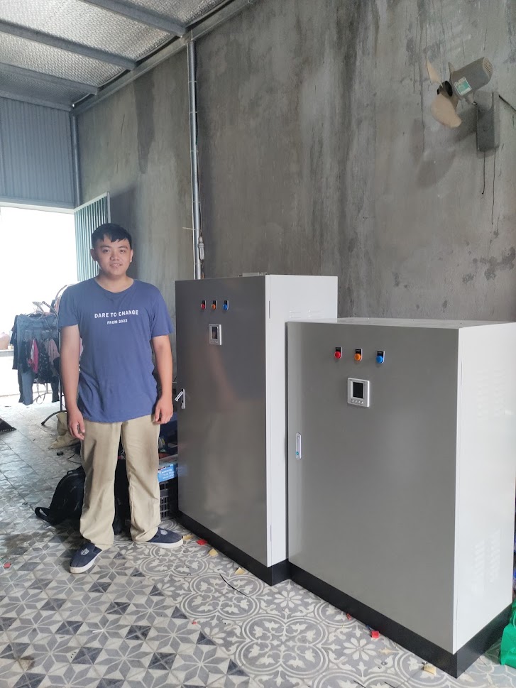                      Kỹ sư đấu nối dây điện trong tủ điện công nghiệp