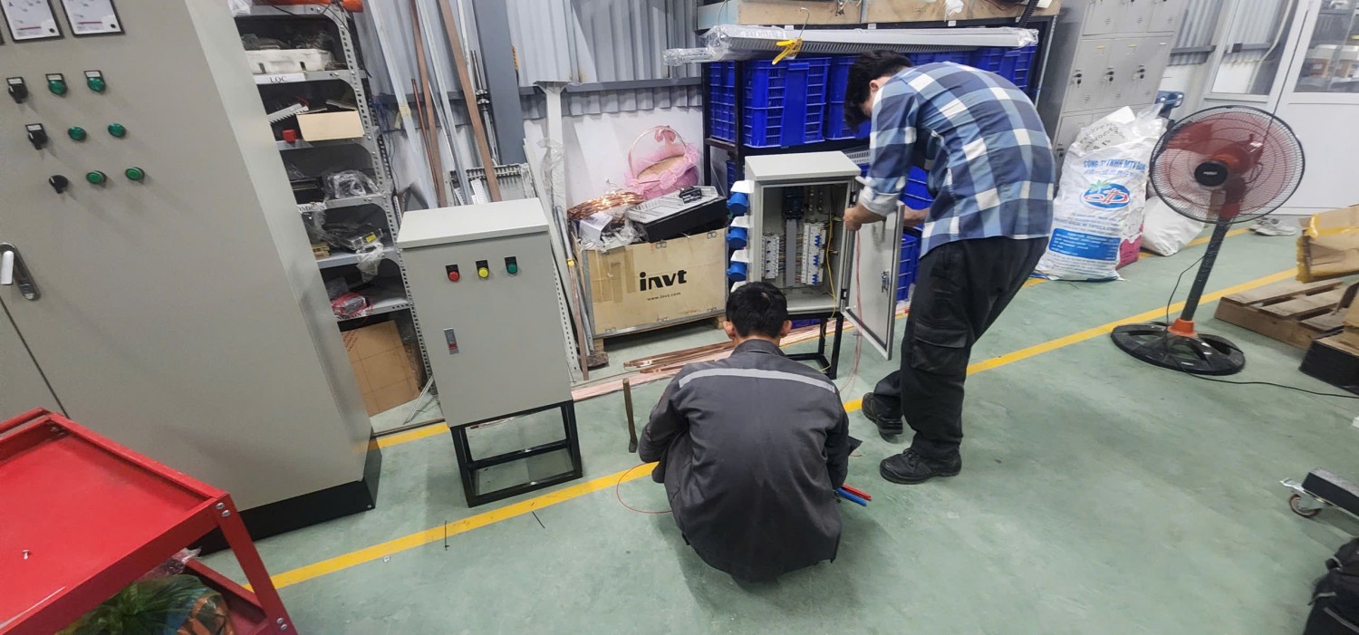 Kỹ sư bàn giao tủ điện tạm tại Hải Phòng